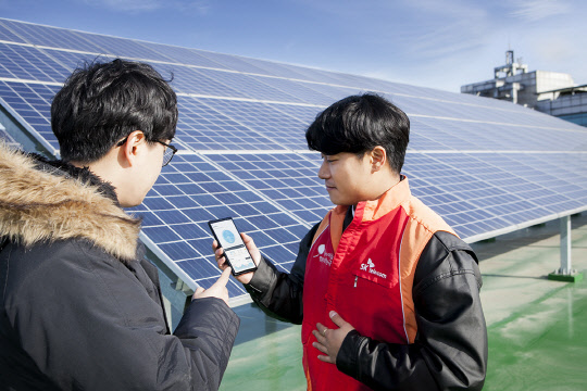 SK텔레콤 직원들이 사물인터넷 전용망 '로라'를 통해 에너지 설비를 원격지에서 실시간으로 모니터링하고 플랫폼을 통해 제어하는 에너지 설비 관리 서비스 'E2MS'를 시연하고 있다.   연합뉴스